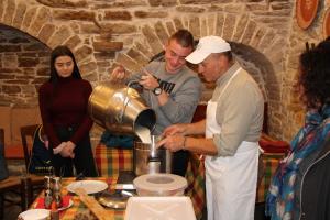 79186835_997584287284961_5267372613646155776_o