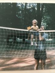 Na igrišču v parku je tudi Tine prvič videl odbojkarsko mrežo in preko nje.