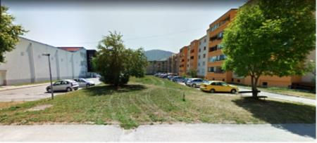 Slika: Obstoječe parkirišče in zelene površine, ki so sedaj urejene v makadamsko parkirišče.