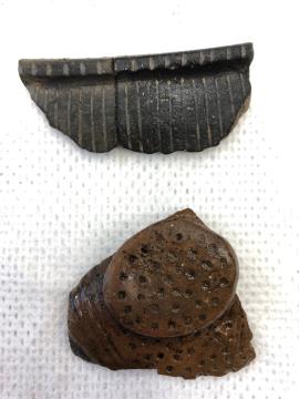 Odlomka okrašenih lončenih posod.