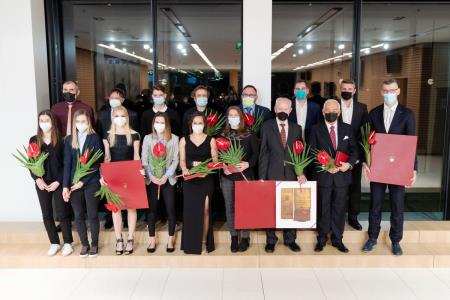 1745cf631fef2b4ec781_62686216(1)