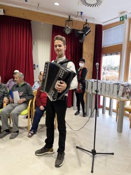 Dom starejših na Prevaljah - harmonikar Glasbene šole Ravne