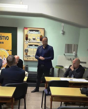 Zbor članov Avto moto društva Ravne