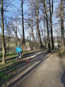 Z grabljami in metlo po poteh Grajskega parka