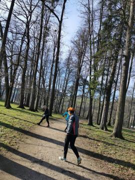 Z grabljami in metlo po poteh Grajskega parka