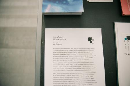  v Galeriji Ravne potekalo odprtje razstave pod naslovom Vsi psi gremo v raj, avtorice Isidore Todorić 