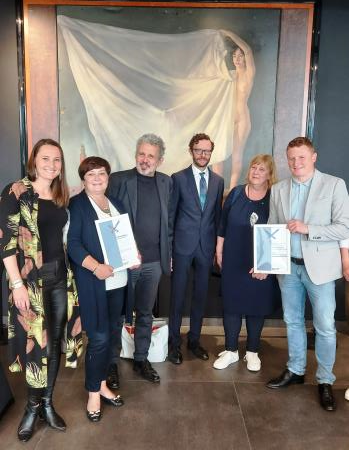 Na fotografiji: Simona Rejec Merkač in Metka Čebulj ter ravnatelj Gimnazije Ravne Dragomir Benko,    mag. Franci Zlatar -  izvršni direktor Slovenske filantropije, Danica Hudrap in podžupan Andrej Erjavec iz Občine  Ravne na Koroškem.  