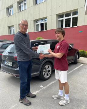 IČastni občan Adi Urnaut ob prejemu časopisa