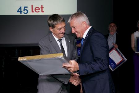 Podpredsednik OZS  podelil posebno  priznanje OOZ Ravne
