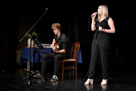 Lana Ladinek ob spremljavi kitare Žana Paradiža.