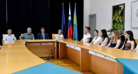 Sprejem zlatih maturantk in maturantov v Mestni hiši na Ravnah na Koroškem