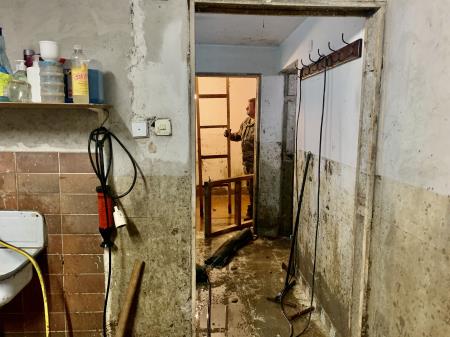 Pomoči potrebni občani ob Suhi - crpanje vode iz kletnih prostorov