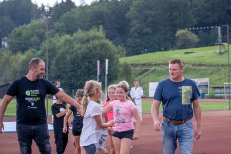 Podžupana Andrej Erjavec in Peter Stočko z najmlajšimi udeleženci Koroške v gibanju