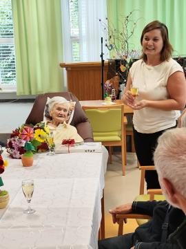 100 let Elizabete Jug