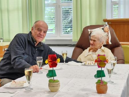 100 let Elizabete Jug