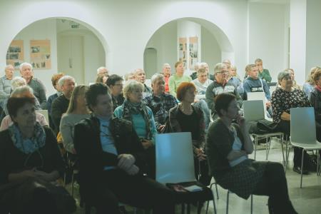 Klepet ob medeni kavi in ajdovih dobrotah