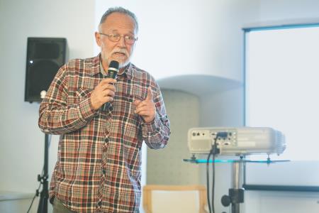 Klepet ob medeni kavi in ajdovih dobrotah