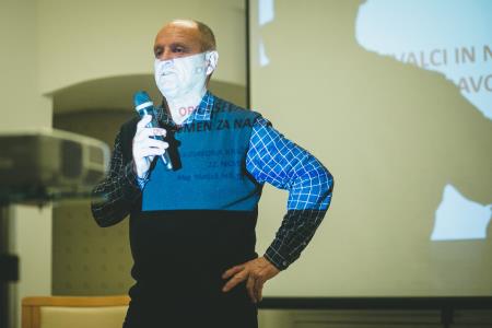 Klepet ob medeni kavi in ajdovih dobrotah