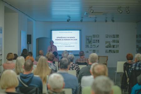 Klepet ob medeni kavi in ajdovih dobrotah