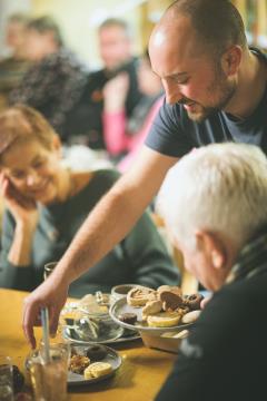 Klepet ob medeni kavi in ajdovih dobrotah