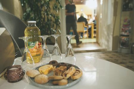 Klepet ob medeni kavi in ajdovih dobrotah