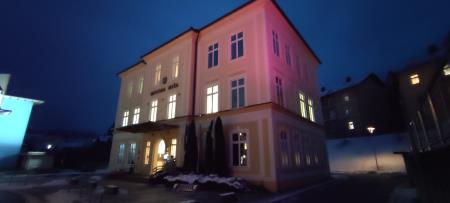 3. decembra 2023 smo na Ravnah na Koroškem (Mestno hišo) obarvati z vijolično barvo