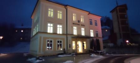 3. decembra 2023 smo na Ravnah na Koroškem (Mestno hišo) obarvati z vijolično barvo
