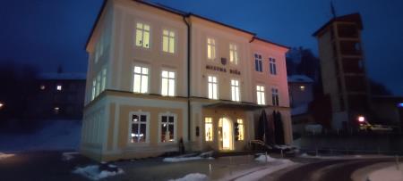 3. decembra 2023 smo na Ravnah na Koroškem (Mestno hišo) obarvati z vijolično barvo