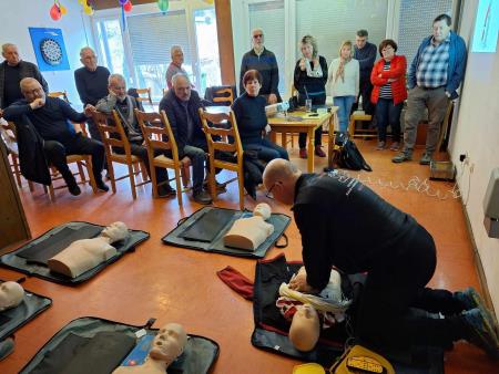 Avtomatski defibrilator (AED) rešuje življenja