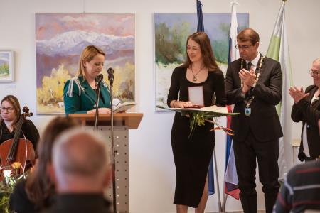Prejemniki Prežihove plakete Hedera Vento, prevzemnica odličja Mojca Kamnik