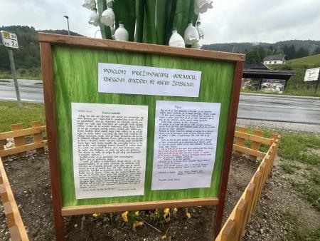 Solzice so dobile dokončno podobo. Zlatka Schaffer in Janja Čebulj sta v kaligrafski pisavi zapisali odlomke iz Prežihovih del.