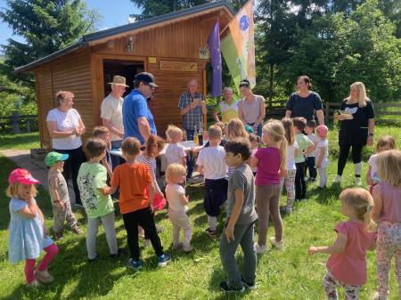Čebele in čebelarji ter vrteški otroci o sodelovanju