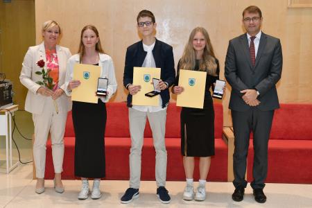 Župan dr. Tomaž Rožen sprejel ravenske odličnjakinje in odličnjake