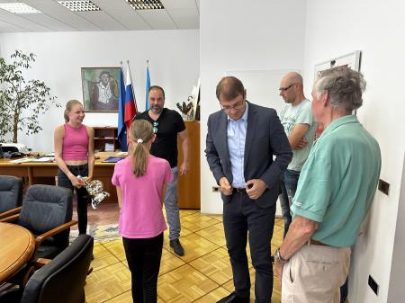 Državna prvakinja do 14 let v tenisu Nika Štor na obisku na ravenski občini