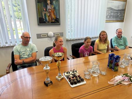 Državna prvakinja do 14 let v tenisu Nika Štor na obisku na ravenski občini