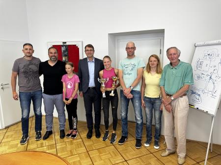 Državna prvakinja do 14 let v tenisu Nika Štor na obisku na ravenski občini