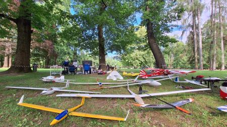 Modelarski dan v Grajskem parku na Ravnah 
