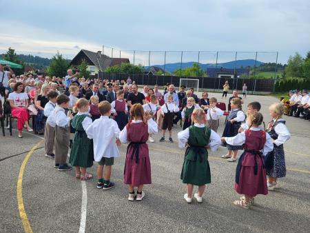 Nastop folklore Vrtca Ravne, enote Levi devžej