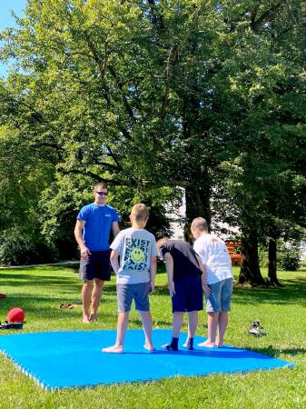 Razgibano, živahno, razigrano, počitniško, …