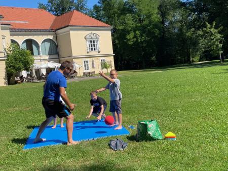 Razgibano, živahno, razigrano, počitniško, …