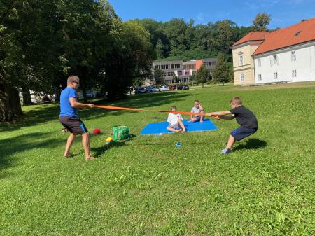 Razgibano, živahno, razigrano, počitniško, …