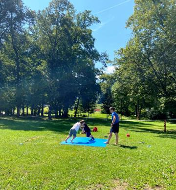 Razgibano, živahno, razigrano, počitniško, …