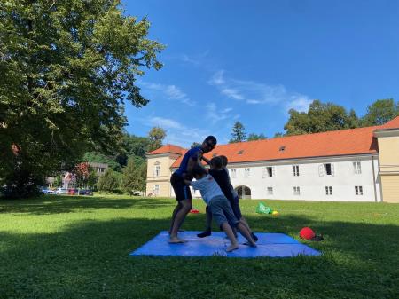 Razgibano, živahno, razigrano, počitniško, …