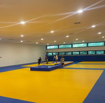 Razgibano, živahno, razigrano, počitniško, …