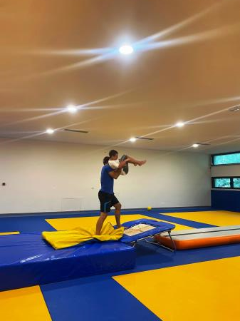 Razgibano, živahno, razigrano, počitniško, …