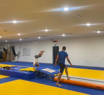 Razgibano, živahno, razigrano, počitniško, …