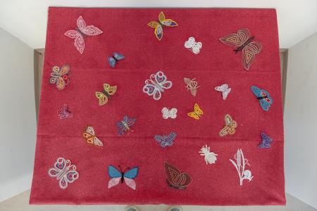 Čebele v klekljani podobi