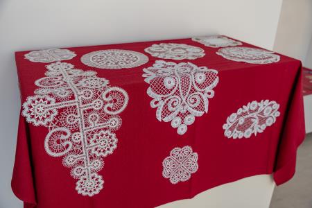 Čebele v klekljani podobi