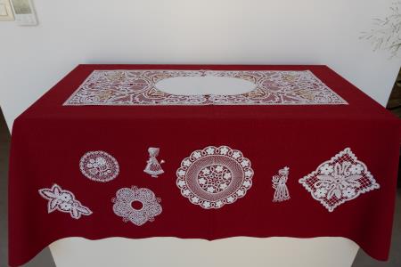 Čebele v klekljani podobi