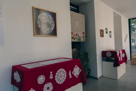 Čebele v klekljani podobi